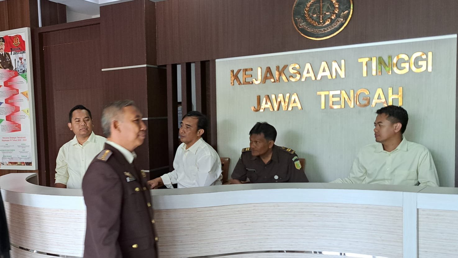 Jaksa melintas di lobi kantor Kejati Jateng. (bae)