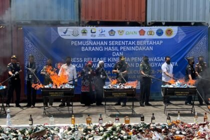 Bea Cukai Jateng-DIY melakukan pemusnahan barang-barang ilegal di halaman Kantor Bea Cukai Tanjung Emas Semarang, Selasa (2/11/2025).