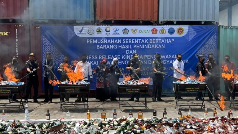 Bea Cukai Jateng-DIY melakukan pemusnahan barang-barang ilegal di halaman Kantor Bea Cukai Tanjung Emas Semarang, Selasa (2/11/2025).