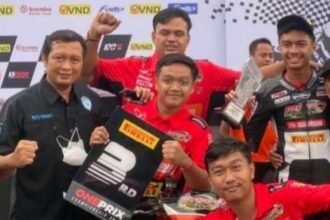 Ketua IMI Jateng, Fris Yohanes (paling kiri) bersama para atlet.