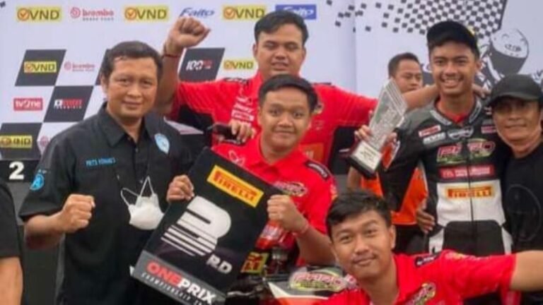 Ketua IMI Jateng, Fris Yohanes (paling kiri) bersama para atlet.