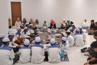 Ustaz, santri, dan segenap kru bacaaja.co berdoa di kantor baru, Sabtu (6/12/2025). (bae)