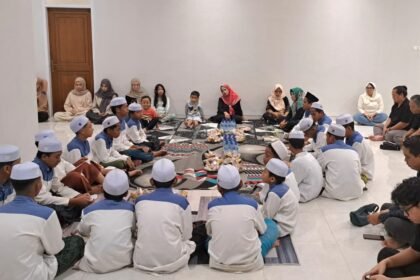 Ustaz, santri, dan segenap kru bacaaja.co berdoa di kantor baru, Sabtu (6/12/2025). (bae)