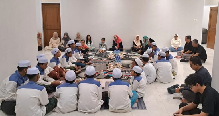 Ustaz, santri, dan segenap kru bacaaja.co berdoa di kantor baru, Sabtu (6/12/2025). (bae)