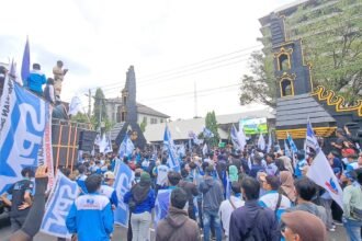 Buruh SPN demo soal upah di depan kantor gubernur, Senin (8/12/2025). (bae)