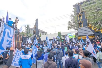 Buruh SPN demo soal upah di depan kantor gubernur, Senin (8/12/2025). (bae)