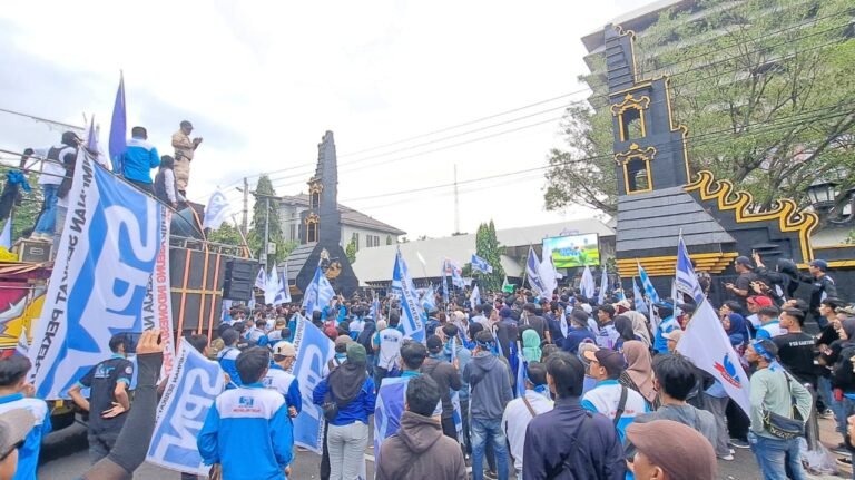 Buruh SPN demo soal upah di depan kantor gubernur, Senin (8/12/2025). (bae)