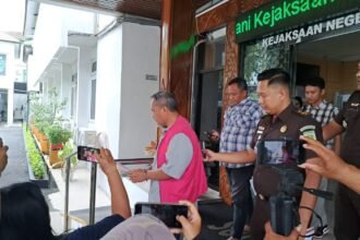 Tersangka korupsi Bank Jateng keluar kantor kejaksaan langsung pakai rompi tahanan. (bae)