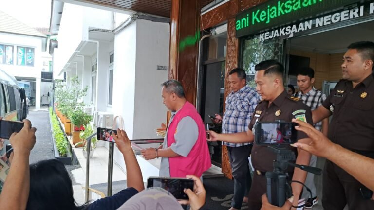 Tersangka korupsi Bank Jateng keluar kantor kejaksaan langsung pakai rompi tahanan. (bae)