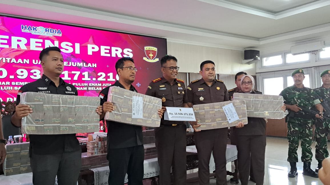 Jaksa mengangkat sebagian uang sitaan korupsi Bank Jateng Rp10,9 miliar. (bae)