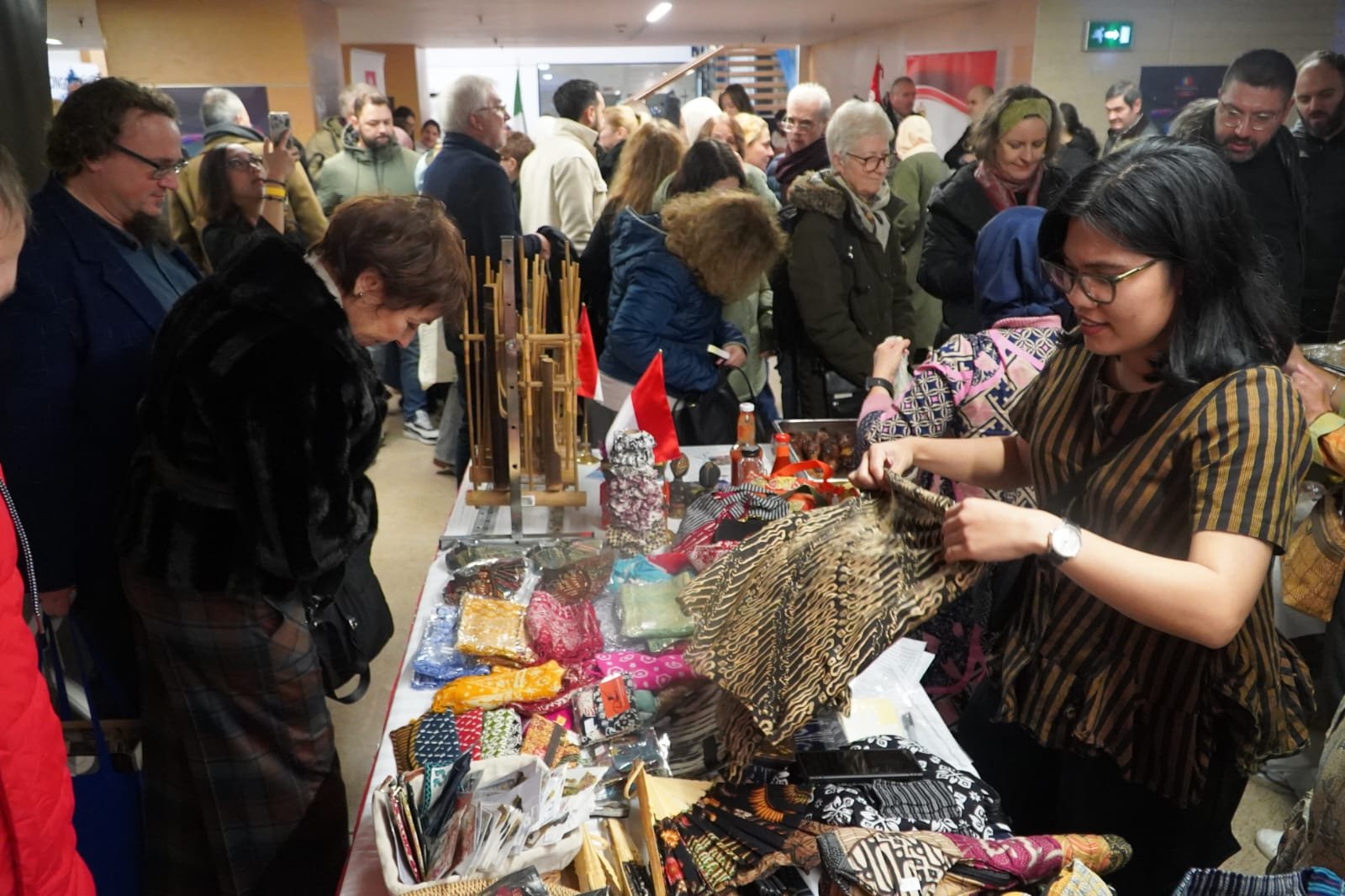 Promosi kerajinan dan kuliner Indonesia pada IWA Charity Bazaar di Bucharest, Rumania (7/12).