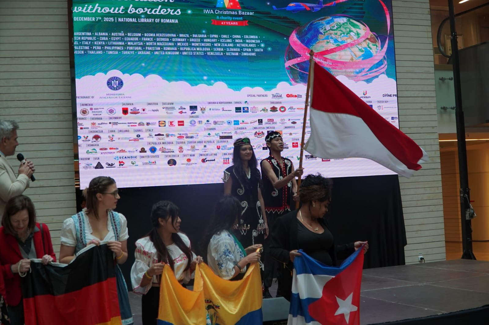 Bendera merah putih berkibar dalam parade negara-negara peserta IWA Charity Bazaar di Bucharest, Rumania (7/12).