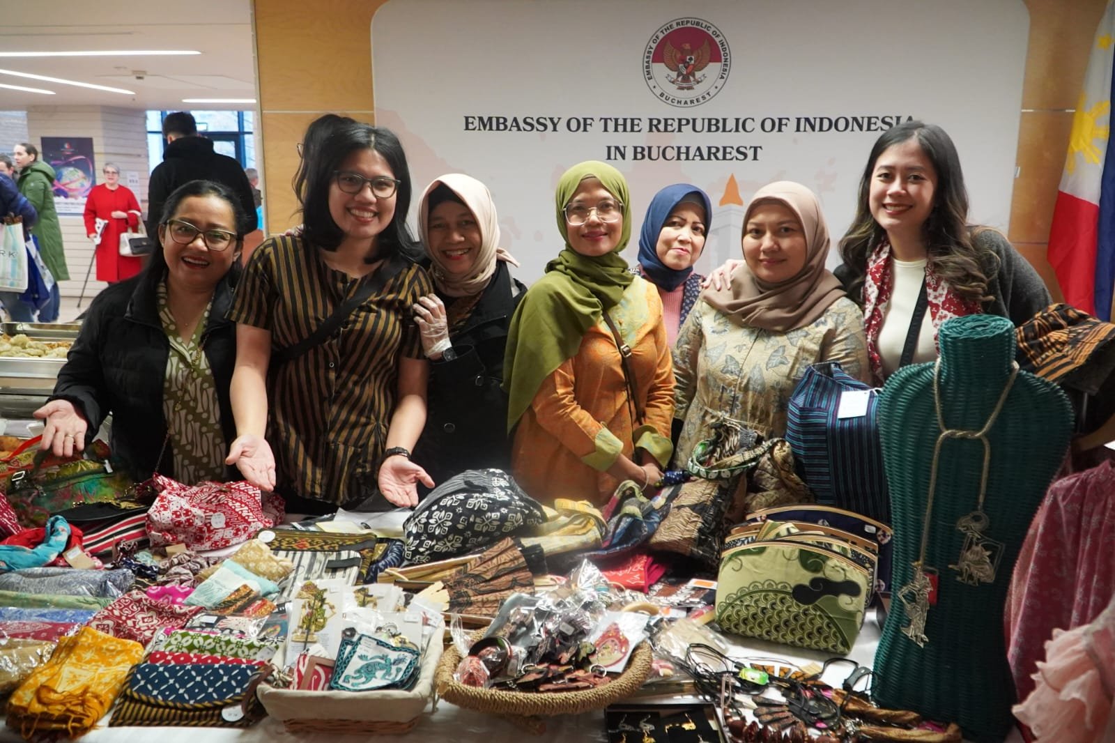DWP Persatuan KBRI Bucharest berperan aktif dalam promosi Indonesia pada IWA Charity Bazaar di Bucharest, Rumania (7/12).