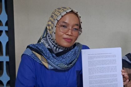 Nihayatul Mukharomah sedang menjelasan kasus pelecehan seksual yang didampingi  LRC-KJHAM. (bae)