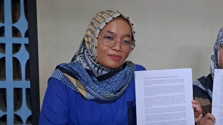 Nihayatul Mukharomah sedang menjelasan kasus pelecehan seksual yang didampingi  LRC-KJHAM. (bae)