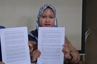Aktivis LRC-KJHAM, Citra Ayu nunjukin berkas kasus pelecehan yang ia dampingi. (bae)