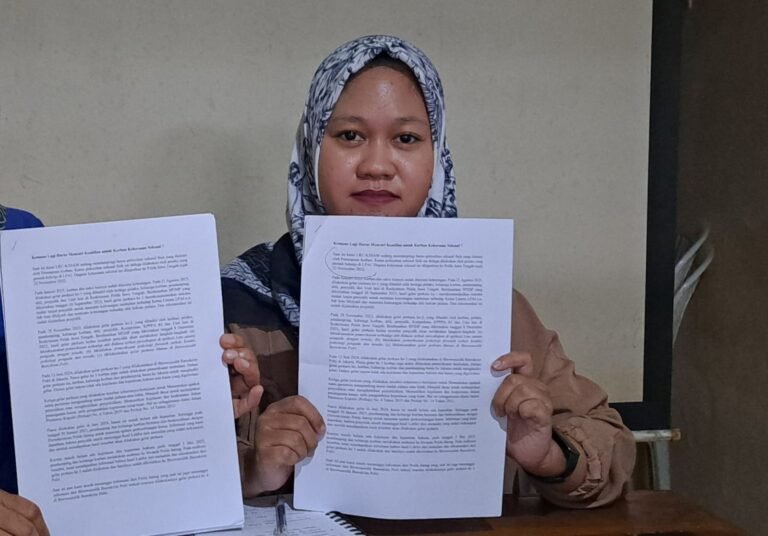 Aktivis LRC-KJHAM, Citra Ayu nunjukin berkas kasus pelecehan yang ia dampingi. (bae)
