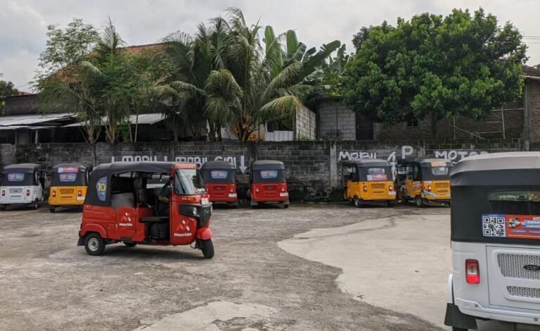 Bajaj, kendaraan roda tiga yang bisa untuk angkut barang maupun penumpang.