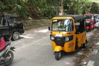 Bajaj lagi ngaspal di jalanan Kota Semarang.