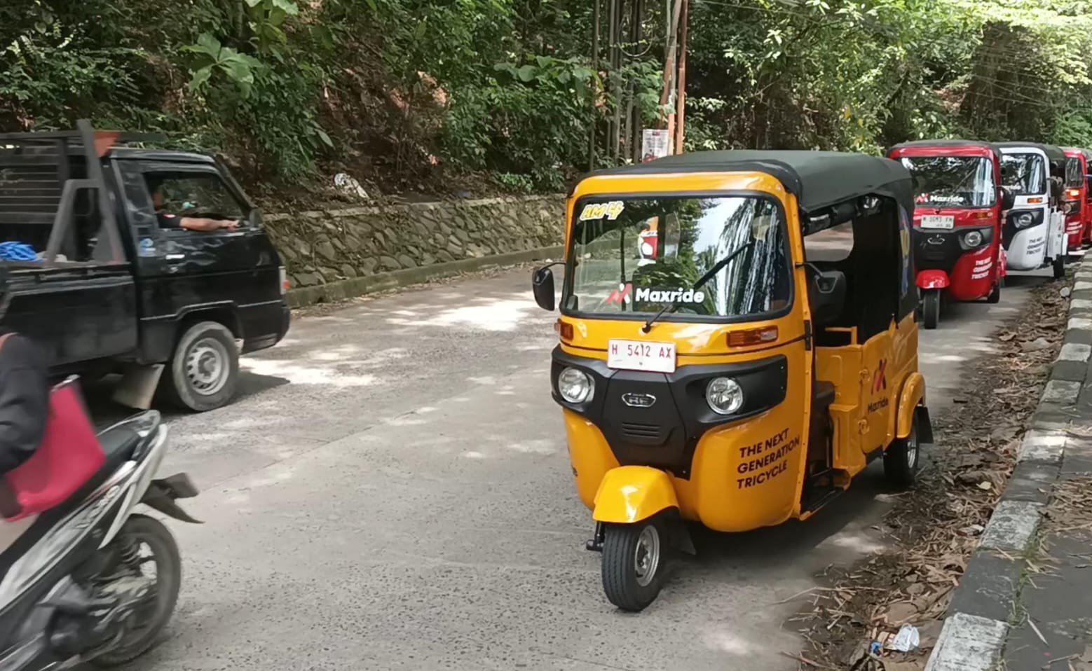 Bajaj lagi ngaspal di jalanan Kota Semarang.