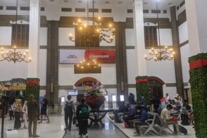 Kepadatan di Stasiun Tawang menjelang nataru Minggu (21/12/2025). (dul)