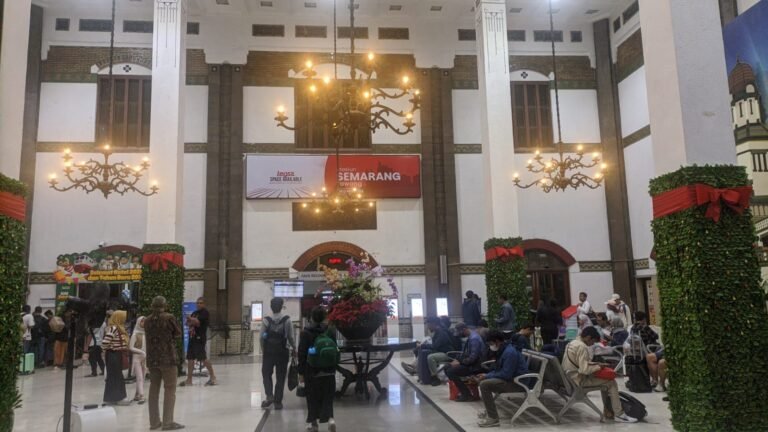 Kepadatan di Stasiun Tawang menjelang nataru Minggu (21/12/2025). (dul)