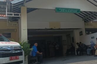 Keluarga menunggu pemulangan jenazah korban kecelakaan maut Tol Krapyak, Senin (22/12/2025). (dul)