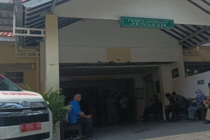 Keluarga menunggu pemulangan jenazah korban kecelakaan maut Tol Krapyak, Senin (22/12/2025). (dul)