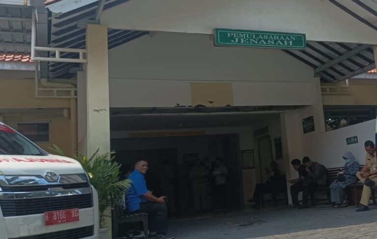 Keluarga menunggu pemulangan jenazah korban kecelakaan maut Tol Krapyak, Senin (22/12/2025). (dul)