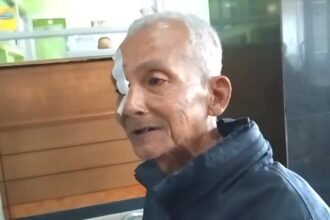 Setiyadi, korban selamat dalam kecelakaan maut bus PO Cahaya Trans, di Tol Krapyak, Semarang, Senin (22/12/2025). (bae)