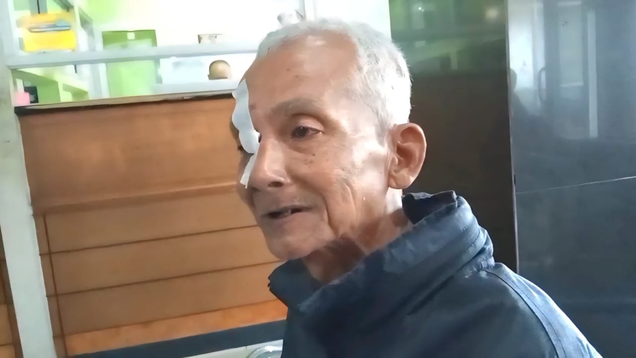 Setiyadi, korban selamat dalam kecelakaan maut bus PO Cahaya Trans, di Tol Krapyak, Semarang, Senin (22/12/2025). (bae)