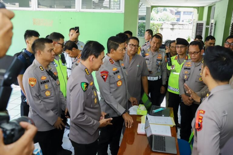 Polisi dan pihak terkait meninjau korban tewas laka bus Krapyak Semarang.