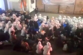 Buruh kepung Balai Kota Semarang, Senin (22/12/2025).