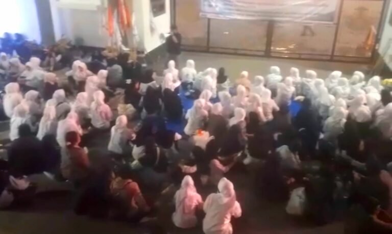 Buruh kepung Balai Kota Semarang, Senin (22/12/2025).