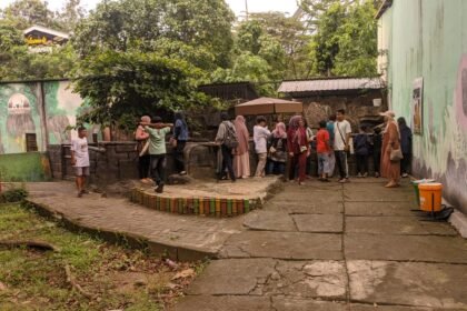 Pengunjung antusias melihat hewan baru di Semarang zoo Selasa (23/12/2025). (dul)