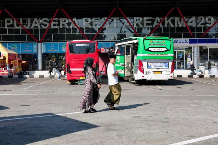 Pemudik sedang berada di Res Area Tol Semarang-Solo.
