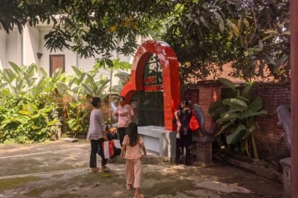 Pengunjung taman lele yang sedang berfoto di tulisan I LOVE TAMAN LELE. Rabu (24/12/2025). (dul)