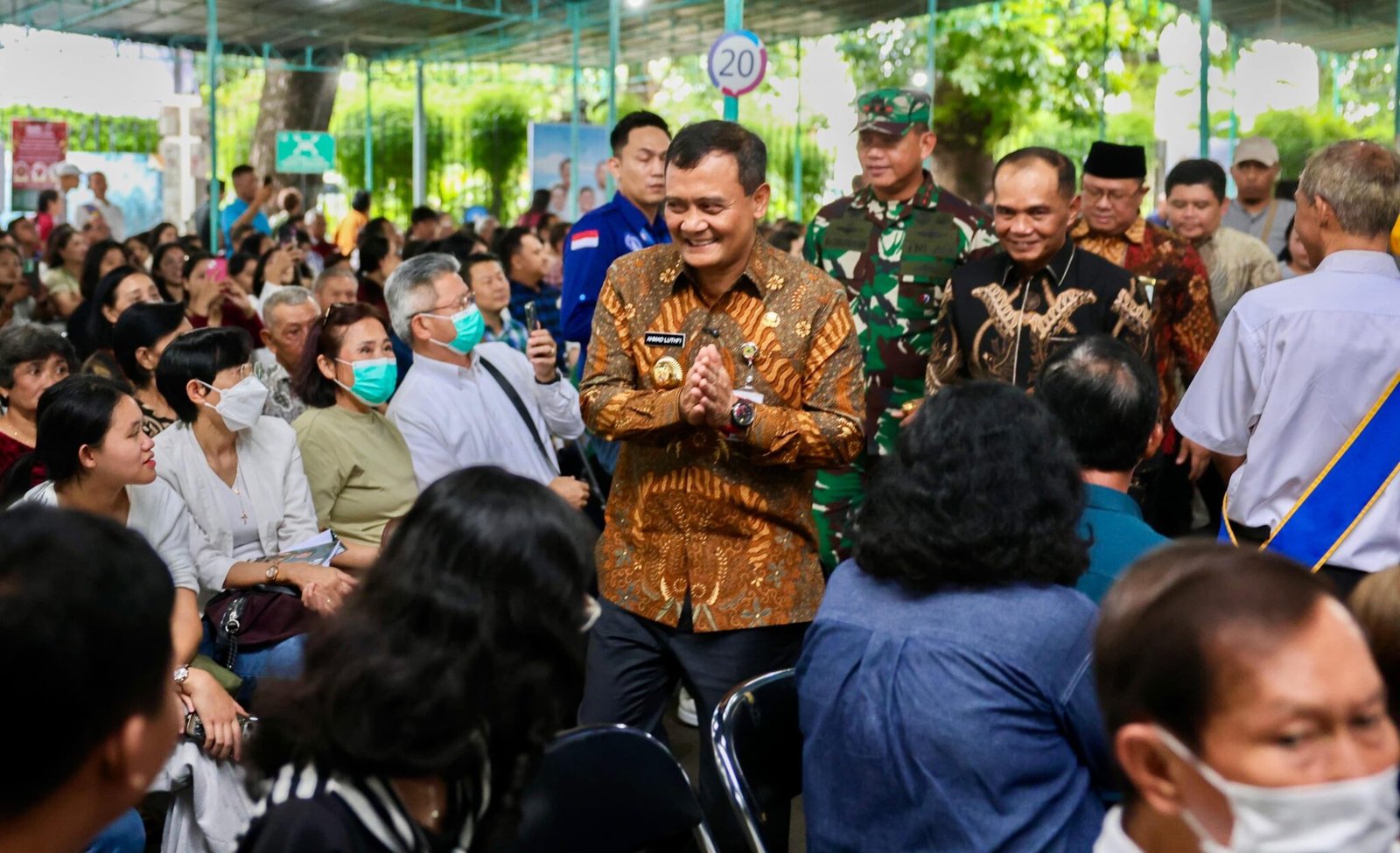 Gubernur Jateng Ahmad Luthfi menyalami jemaat Natal di Katedral Semarang.