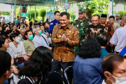 Gubernur Jateng Ahmad Luthfi menyalami jemaat Natal di Katedral Semarang.