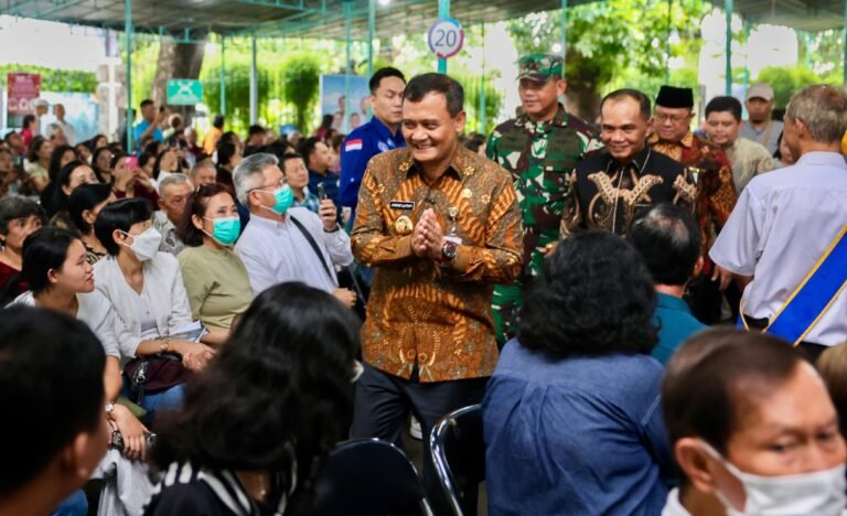 Gubernur Jateng Ahmad Luthfi menyalami jemaat Natal di Katedral Semarang.