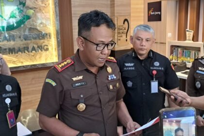 Kepala Kejari Semarang, Andhi FA saat menjelaskan kasus korupsi yang sedang ditangani. (bae)