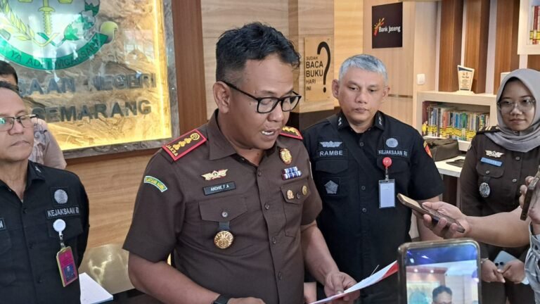 Kepala Kejari Semarang, Andhi FA saat menjelaskan kasus korupsi yang sedang ditangani. (bae)