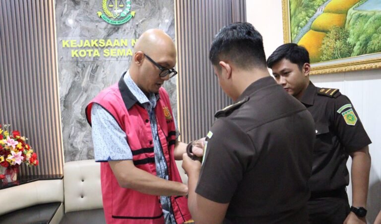 Tampang DNR (berkacamata), mantri BRI Unit Banyumanik yang ngakalin kredit anggota TNI.