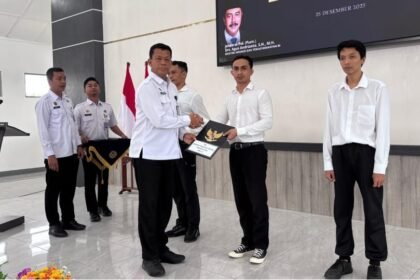 Pihak Lapas Semarang secara simbolis menyerahkan SK remisi Natal, Kamis (25/12/2025).