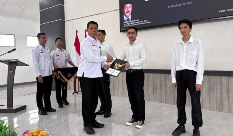 Pihak Lapas Semarang secara simbolis menyerahkan SK remisi Natal, Kamis (25/12/2025).