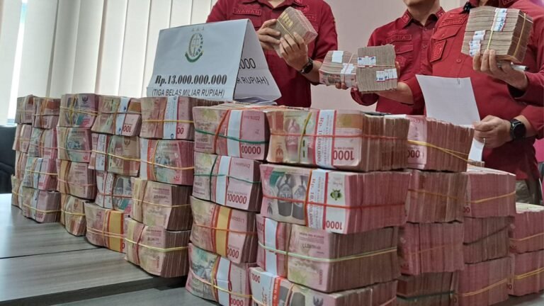 Tumpukan uang sitaan korupsi BUMD Cilacap dipamerkan Kejati Jateng. (bae)