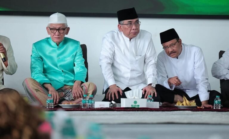 Dari kiri ke kanan: Rais Aam KH Miftachul Akhyar, Ketua Umum PBNU Gus Yahya, dan Sekjen PBNU Gus Ipul.