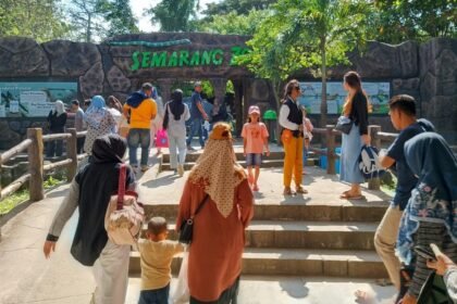 Pengunjung memadati area Semarang Zoo.