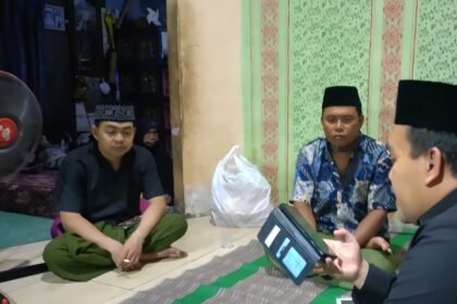 Ayah korban pengeroyokan, Nadirin (tengah) sedang berdoa beraama pelayat.