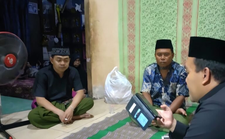 Ayah korban pengeroyokan, Nadirin (tengah) sedang berdoa beraama pelayat.